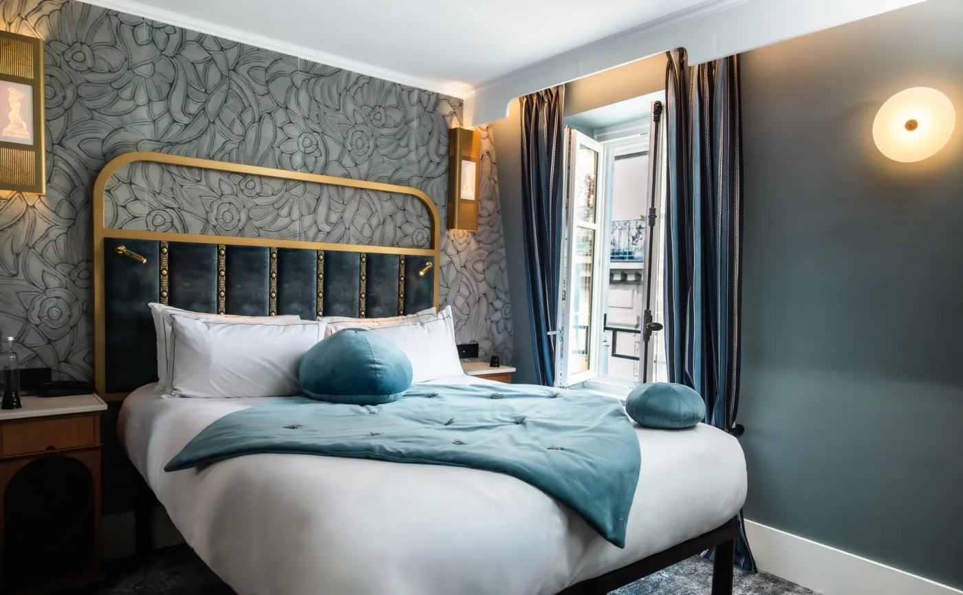 Chambre Classique - tête de lit beige et or, vue fenêtre, hôtel charme Montmartre