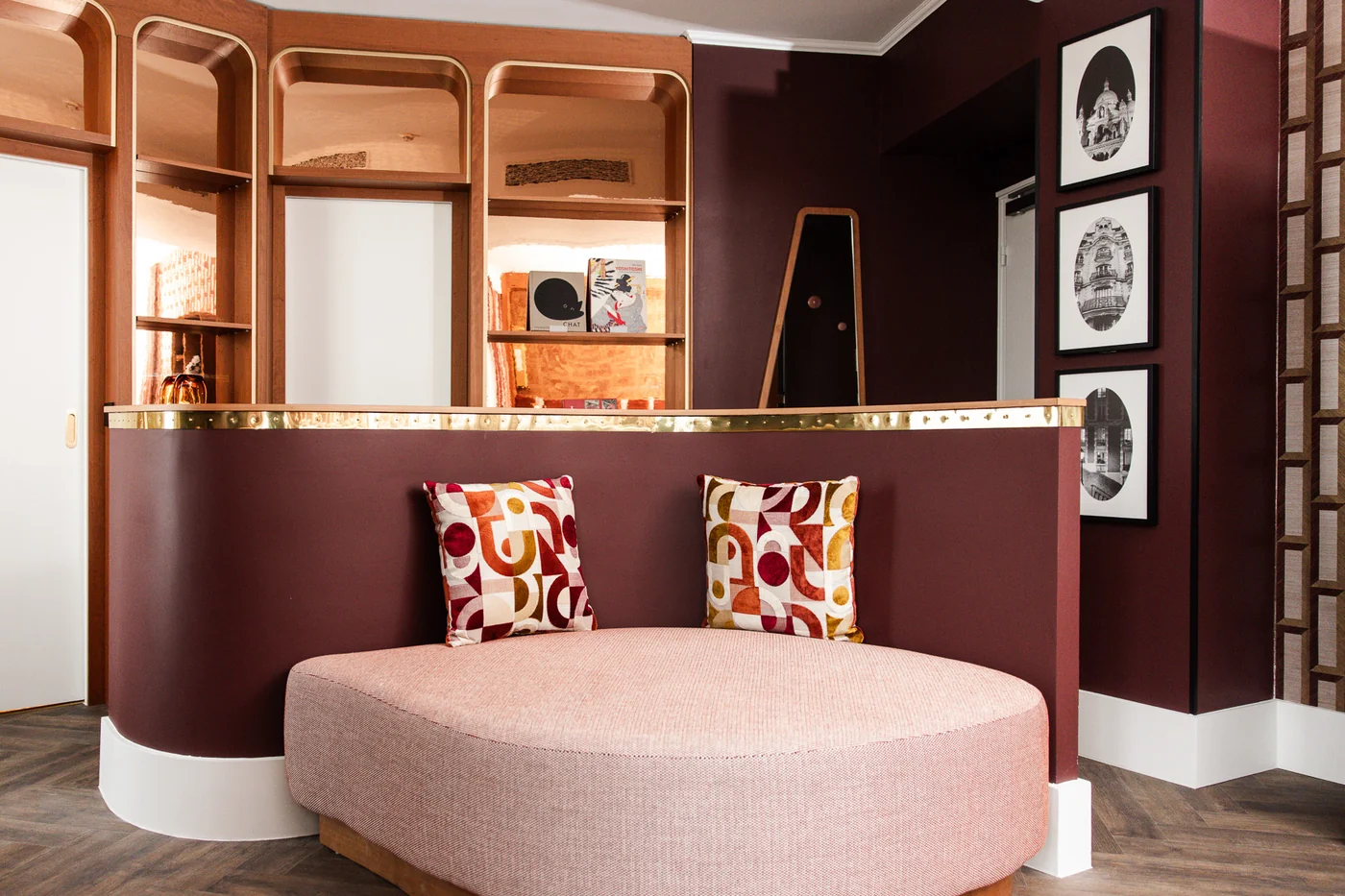 Suite Ciel de Paris - salon bordeaux et mobilier Art Déco, suite hôtel boutique Paris