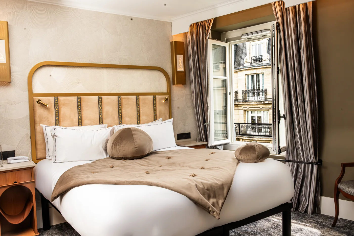 Chambre Classique - tête de lit, papier peint et fenêtre - hôtel charme Montmartre