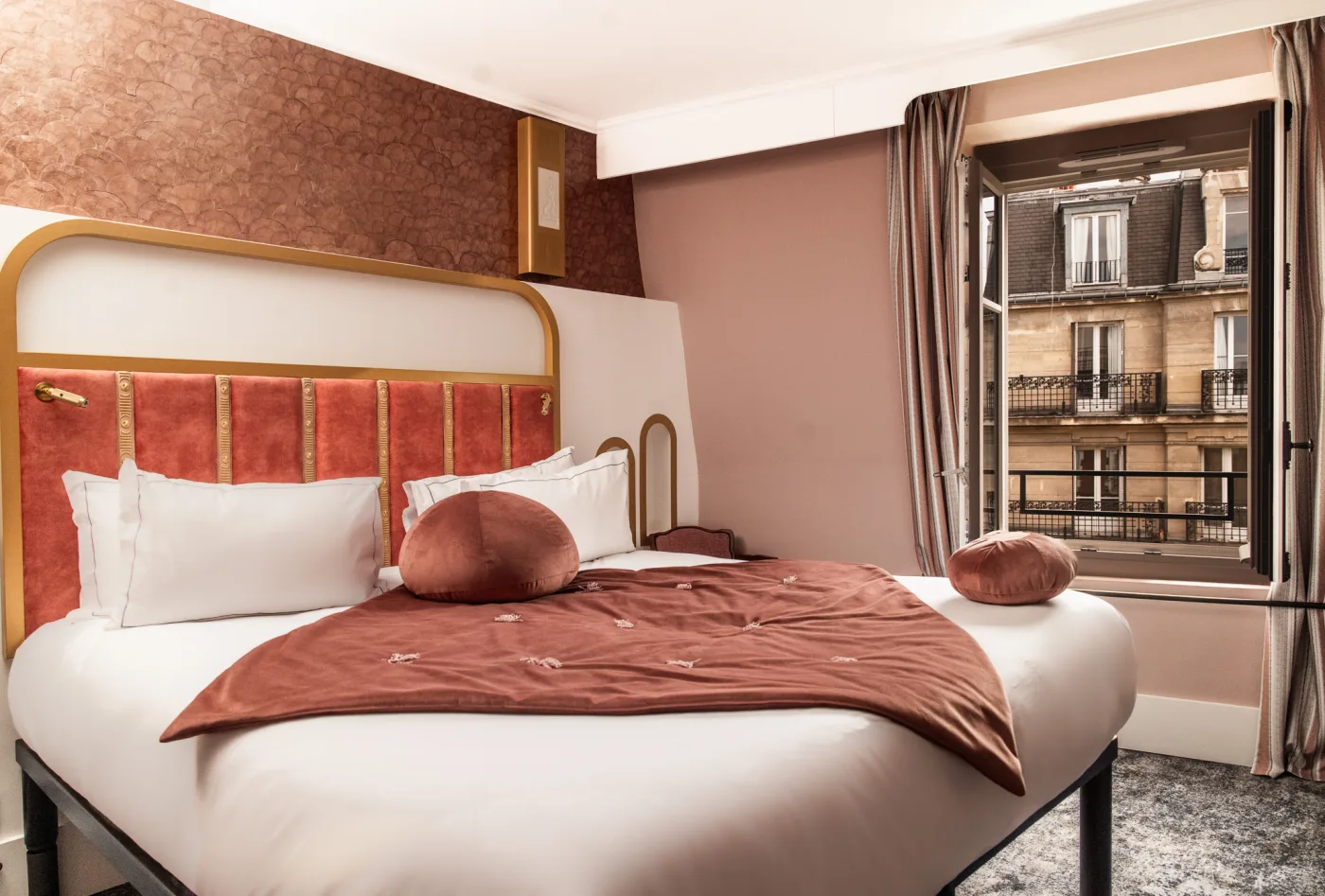 Chambre Prestige - tête de lit velours terracotta, papier peint Art Déco, hôtel 4 étoiles Montmartre