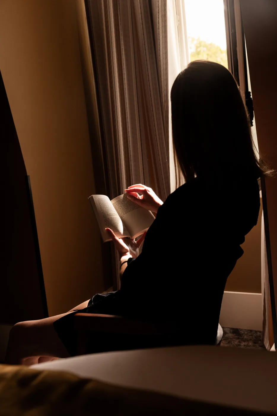Lecture au calme - silhouette en chambre, hôtel boutique Montmartre